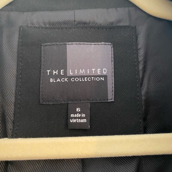 Black Blazer/suit jacket. Size 6 - Picture 2 of 4